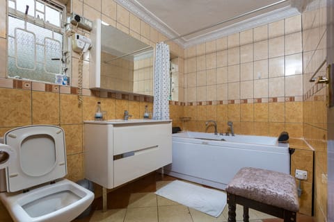 Executive Suite | Bathroom | Rainfall showerhead, free toiletries, hair dryer, towels