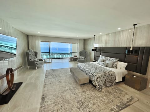 Royal Penthouse | In-room safe, individually furnished, desk, blackout drapes