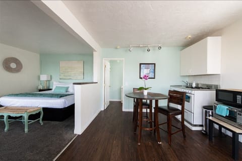 Premium Suite, 1 King Bed, Ocean View, Courtyard Area | Premium bedding, desk, iron/ironing board, free WiFi