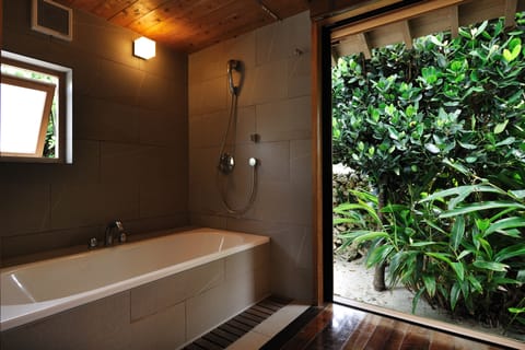 Kyangi (Twin Villa with Japanese Room) | Bathroom | Separate tub and shower, deep soaking tub, designer toiletries