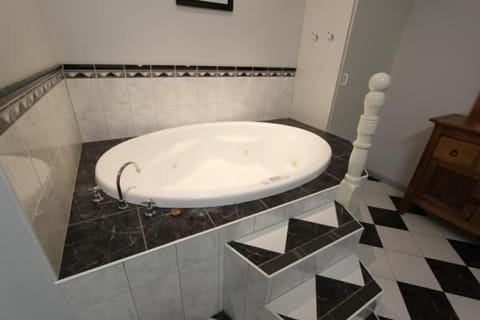 Suite, Jetted Tub | Bathroom | Shower, hair dryer, towels