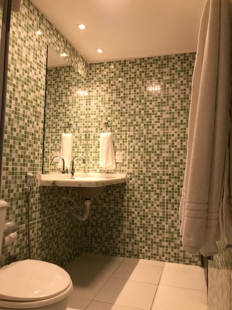 Apartamento Luxo  Quadruplo com Varanda | Bathroom | Shower, free toiletries, hair dryer, towels