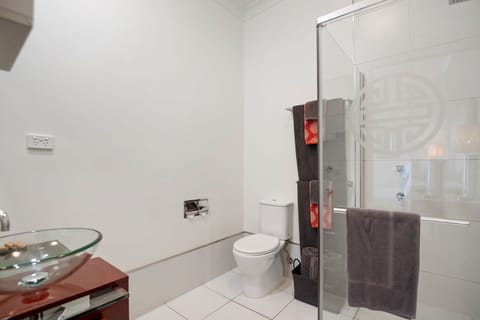 Business Studio | Bathroom | Free toiletries, hair dryer, towels