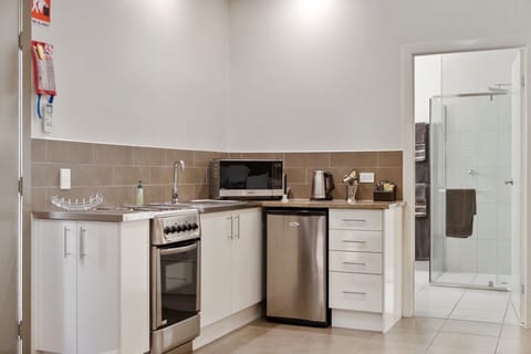 Club Studio | Private kitchen | Mini-fridge, microwave, coffee/tea maker, electric kettle