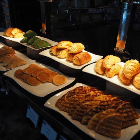 Daily buffet breakfast (CNY 188 per person)
