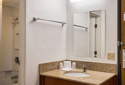 Combined shower/tub, towels