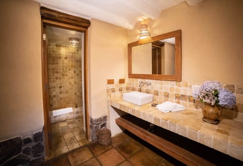 Superior Room | Bathroom | Free toiletries, towels