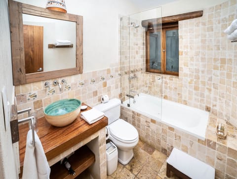 Suite | Bathroom | Free toiletries, towels