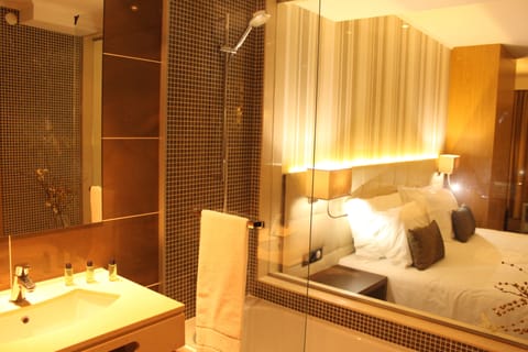 Superior Suite, Terrace (Panoramic View Countryside) | Bathroom | Shower, free toiletries, hair dryer, towels