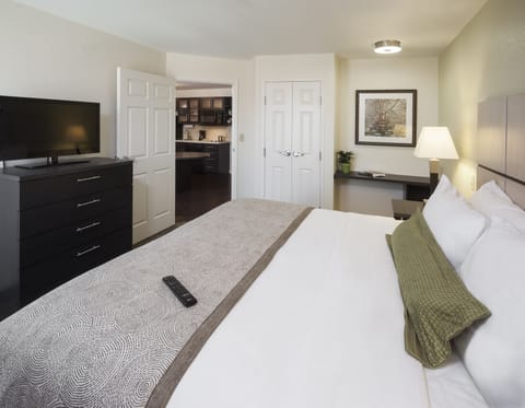 Suite, 1 Bedroom (1 Queen Bed) | In-room safe, desk, iron/ironing board, free WiFi