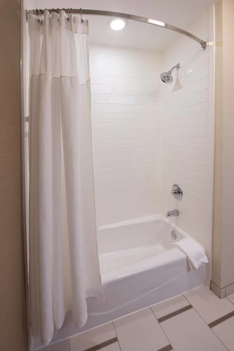 Combined shower/tub, hair dryer, towels