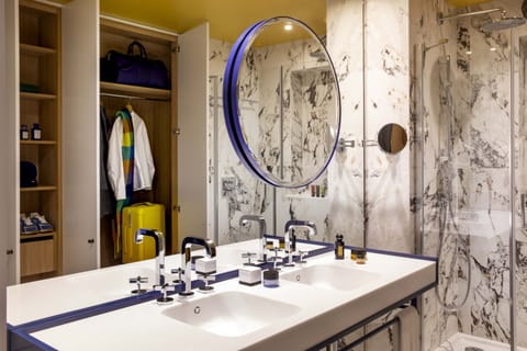 Deluxe Room | Bathroom | Combined shower/tub, designer toiletries, hair dryer, bathrobes