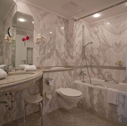Combined shower/tub, free toiletries, hair dryer, heated floors