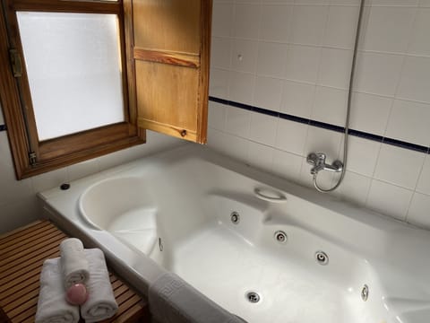 Superior Double Room, Hot Tub | 1 bedroom, blackout drapes, free WiFi, bed sheets