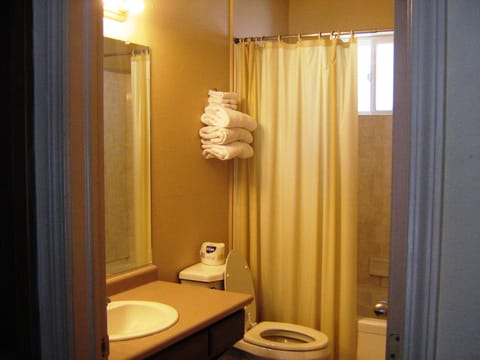 Standard Room, Garden View | Bathroom | Combined shower/tub, free toiletries, towels
