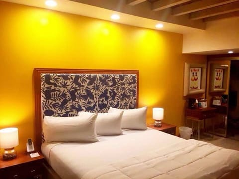 Single Room, 1 King Bed | In-room safe, iron/ironing board, free WiFi, bed sheets