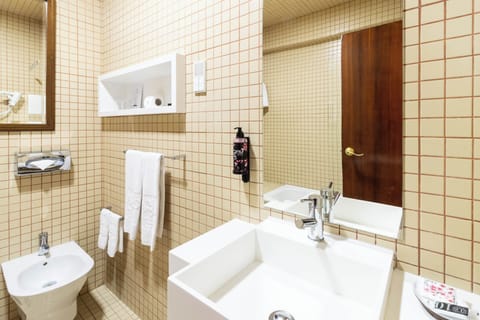 Comfort Double Room, 1 King Bed | Bathroom | Rainfall showerhead, free toiletries, hair dryer, towels