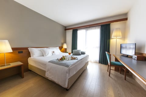 Down comforters, desk, blackout drapes, WiFi