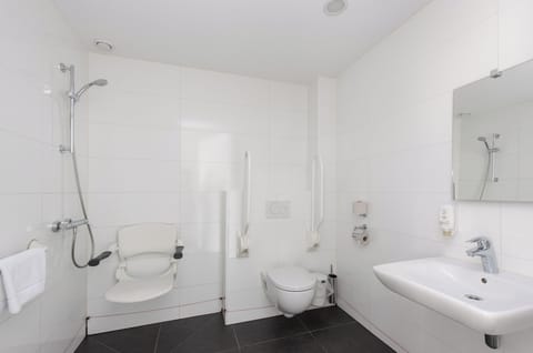 Superior Double Room, Accessible | Bathroom | Shower, free toiletries, hair dryer, towels