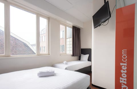 Triple Room | Blackout drapes, iron/ironing board, free WiFi, bed sheets