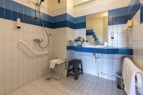 Double Room, Accessible | Bathroom | Hair dryer, towels, soap, shampoo