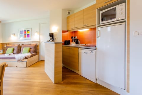 Apartment 4 people - 1 bedroom | Private kitchen | Fridge, microwave, stovetop, dishwasher