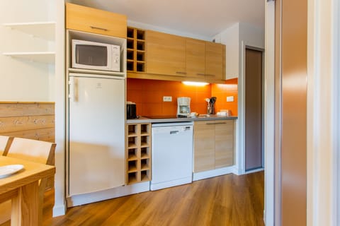 Apartment 6 people - 1 bedroom + 1 sleeping alcove | Private kitchen | Fridge, microwave, stovetop, dishwasher