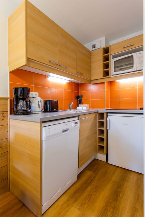 Studio 4 people - 1 sleeping alcove | Private kitchen | Fridge, microwave, stovetop, dishwasher