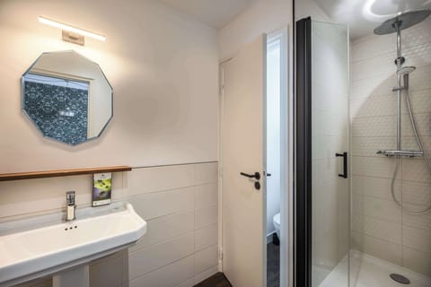 Superior Room, 1 Queen Bed, Non Smoking | Bathroom shower