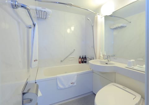 Combined shower/tub, free toiletries, hair dryer, slippers