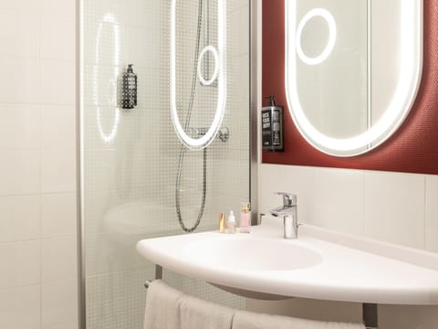 Desk, soundproofing, free WiFi, bed sheets