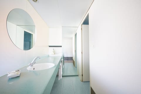 Single Room | Bathroom | Eco-friendly toiletries, hair dryer, towels, soap