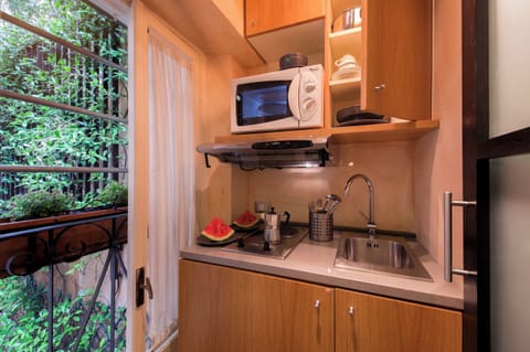 Premium Studio Room Via dei Due Macelli | Private kitchenette | Coffee/tea maker, electric kettle