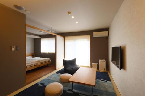 Neon Luxury Suite JINBA | Desk, iron/ironing board, free WiFi, bed sheets