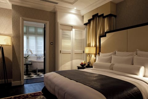 Room, 1 King Bed (Straits) | Premium bedding, minibar, in-room safe, desk