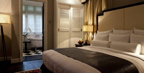 Room, 1 King Bed (Straits) | Premium bedding, minibar, in-room safe, desk