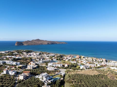 Amazing location, walking distance to everything! Next to Agia Marina beach!