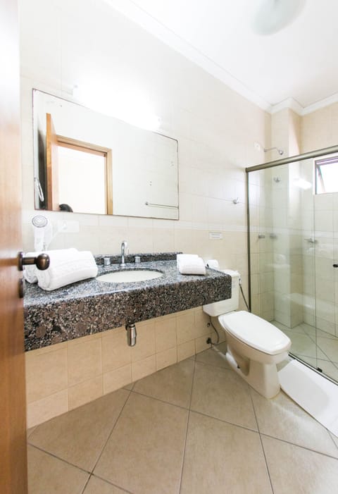 Traditional Suite | Bathroom | Shower, bidet, towels