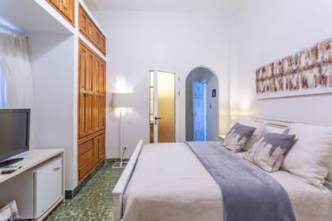 Comfort Room, 1 Queen Bed | Frette Italian sheets, premium bedding, down comforters, minibar
