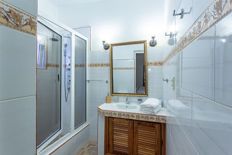 Comfort Room, 1 Queen Bed | Bathroom | Shower, hydromassage showerhead, eco-friendly toiletries, hair dryer
