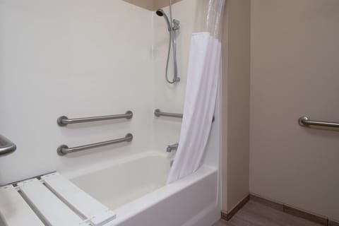 Standard Room, 1 King Bed, Accessible, Non Smoking | Bathroom | Combined shower/tub, towels