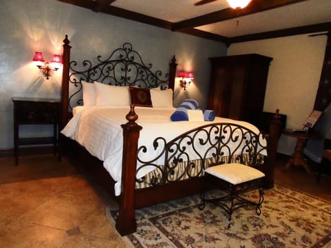 Standard Room, 1 King Bed, Garden Area | Premium bedding, desk, soundproofing, iron/ironing board