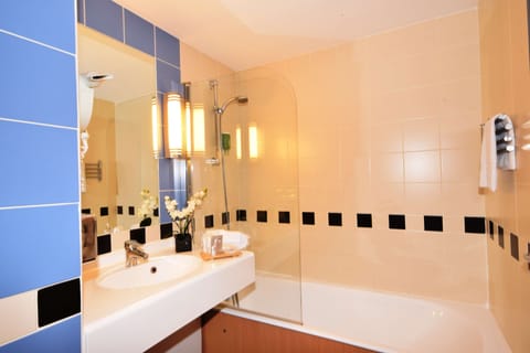 Standard Room, 1 Double Bed | Bathroom | Eco-friendly toiletries, hair dryer, slippers, towels