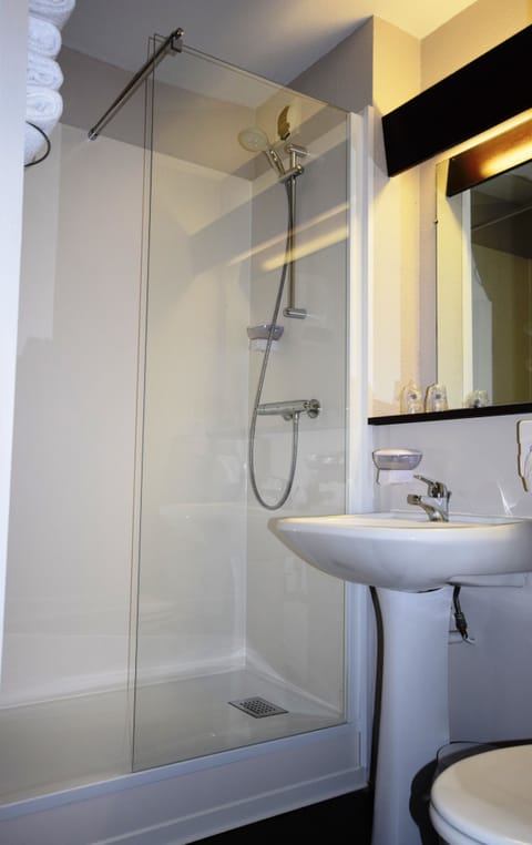 Standard Double or Twin Room | Bathroom | Combined shower/tub, hair dryer, towels