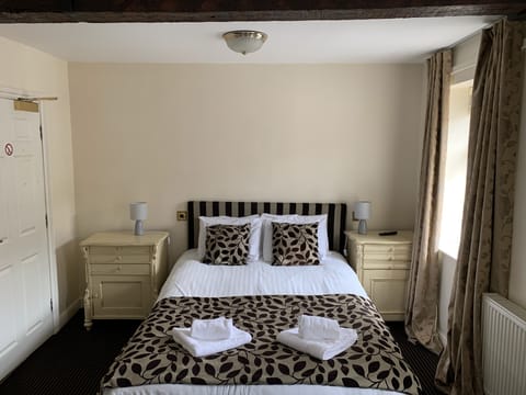Standard Double Room | Iron/ironing board, bed sheets