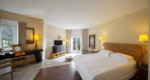 Deluxe Room, 1 King Bed | 1 bedroom, premium bedding, minibar, in-room safe