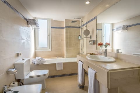 Superior Room | Bathroom | Free toiletries, hair dryer, bathrobes, bidet