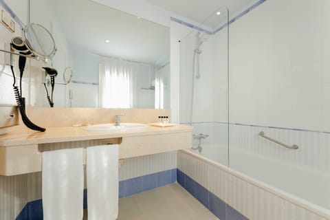 Combined shower/tub, free toiletries, hair dryer, bidet