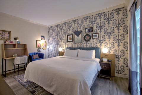 Standard Room, 1 King Bed (Interior) | In-room safe, desk, blackout drapes, soundproofing