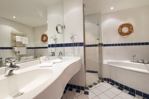 Combined shower/tub, free toiletries, hair dryer, bathrobes